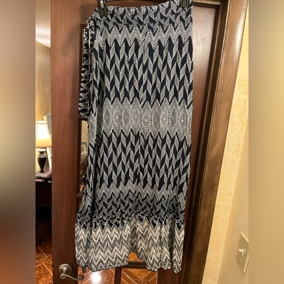 Hommage Size Small Black and White High Low Wrap Skirt - Picture 2 of 5